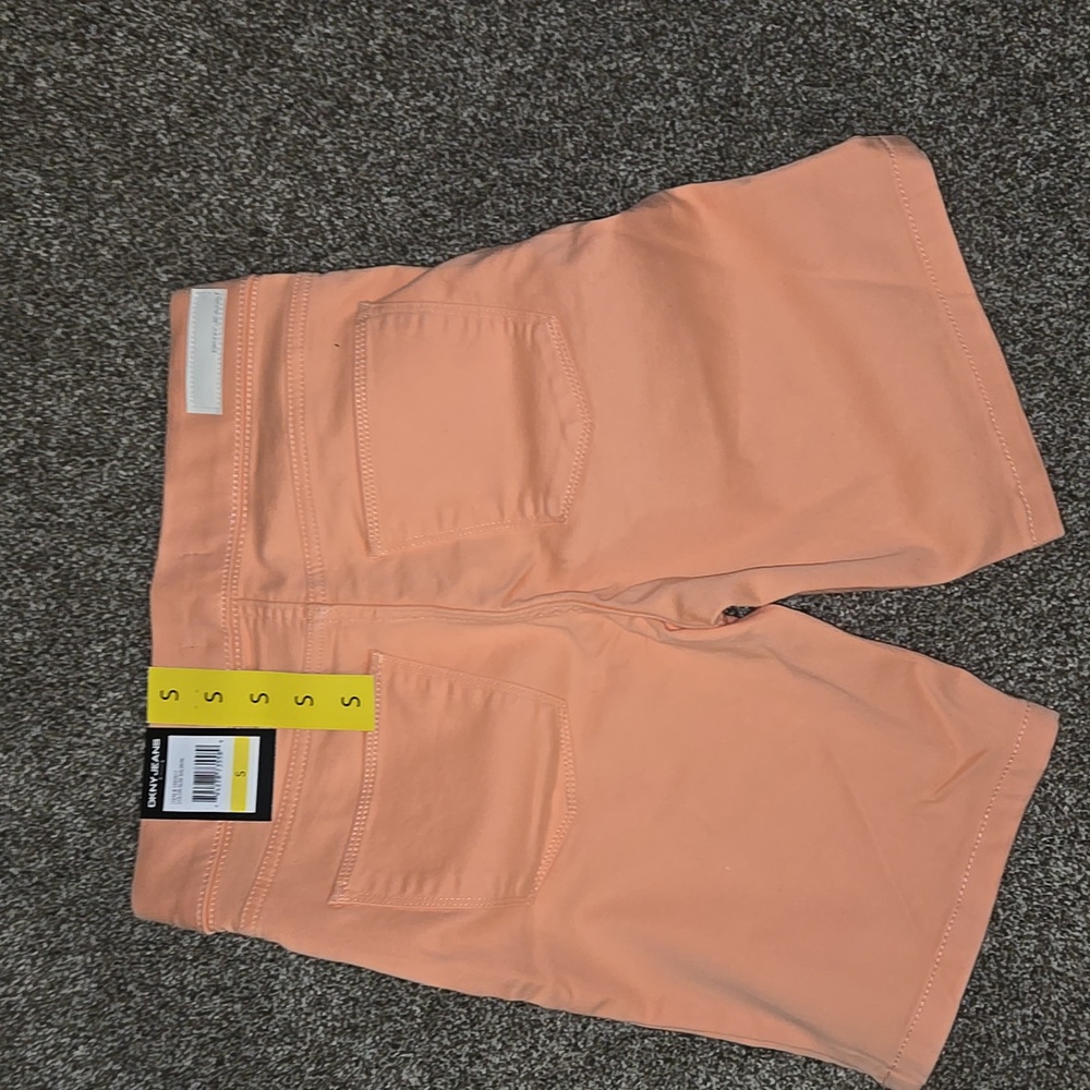 DKNY WOMENS NWT COMFORT STRETCH SHORTS - Picture 2 of 2
